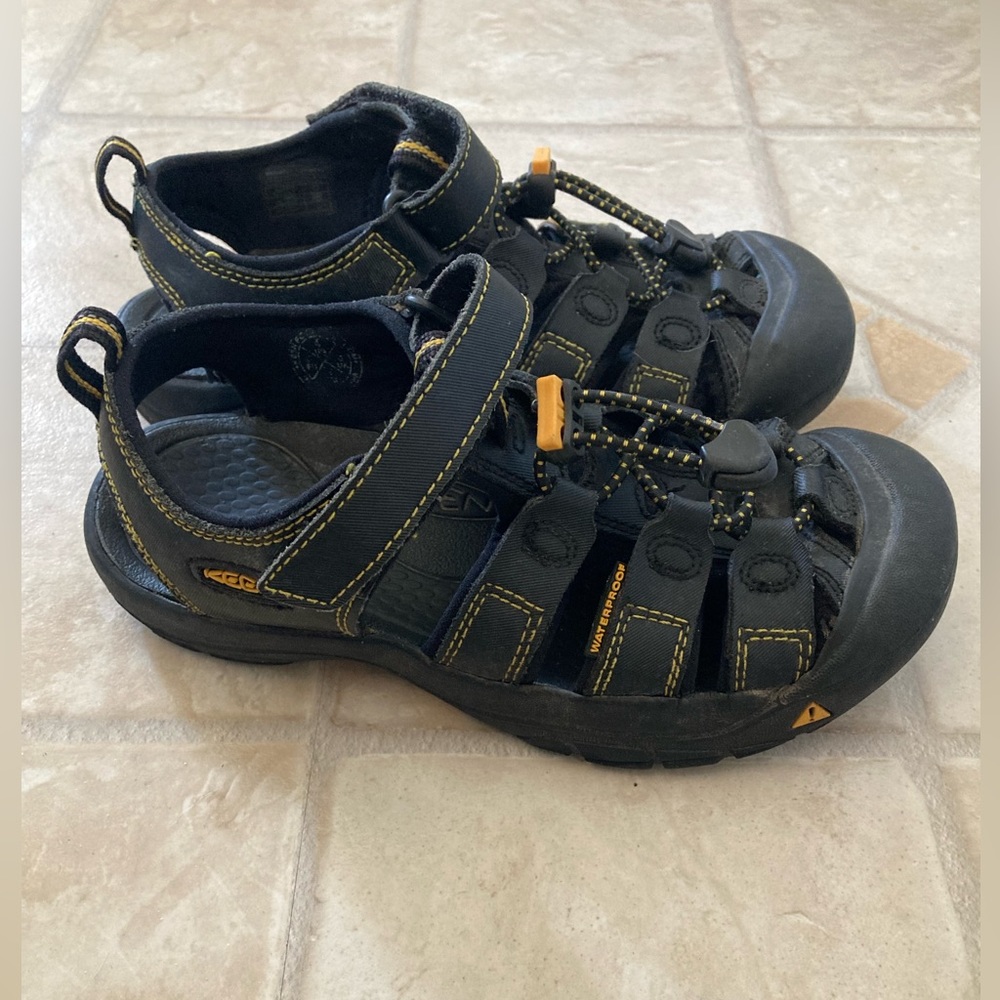 Nice!! Keen Sandals Black Boys 4 Retail $60